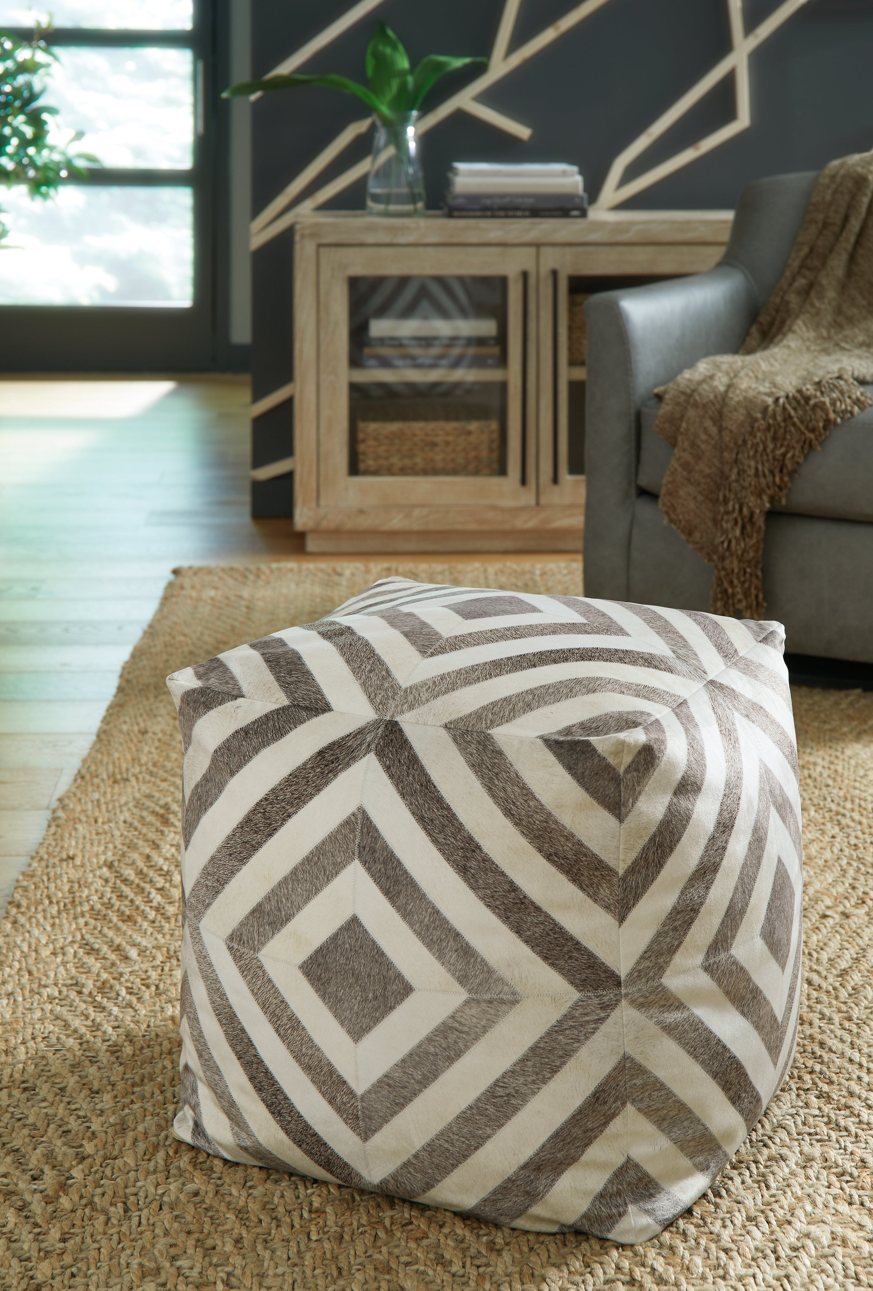 A2Z Furniture - Ashley Furniture - Hartselle Pouf - Pouf / Brown - A1000982