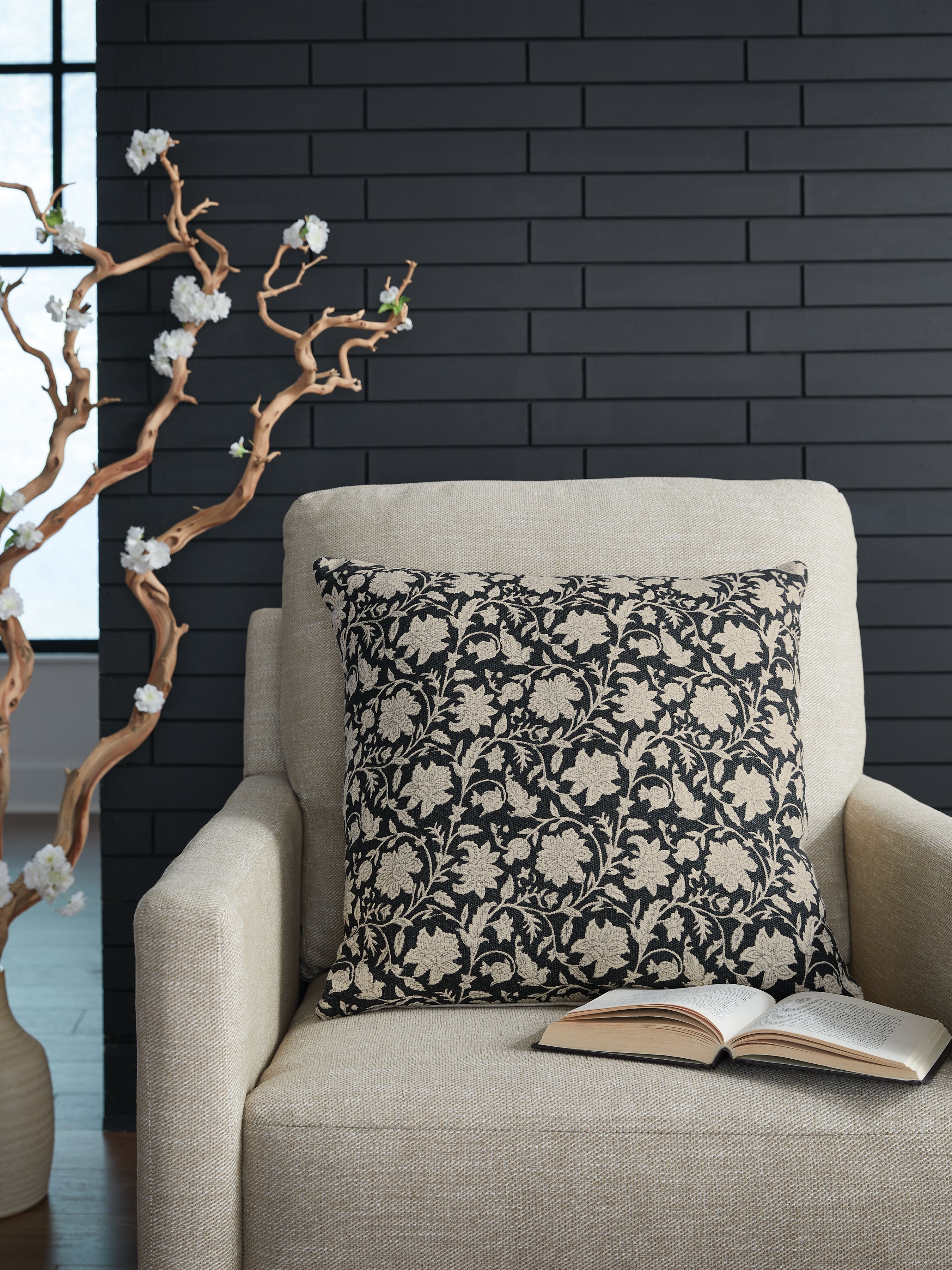 A2Z Furniture - Ashley Furniture - Alanderson Pillows - Pillow (4/CS) / Black/Ivory - A1001100