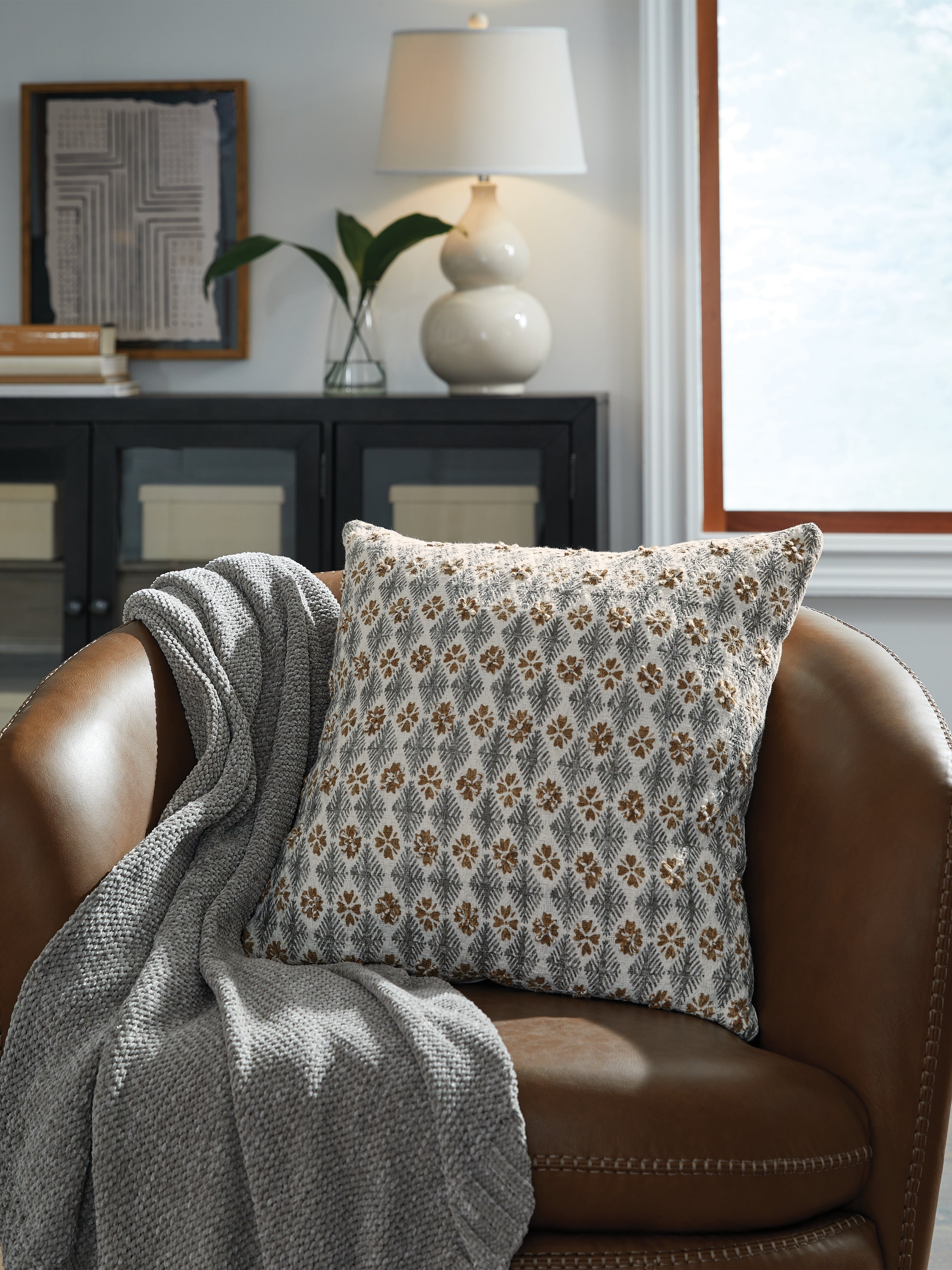 A2Z Furniture - Ashley Furniture - Dainwick Pillows - Pillow (4/CS) / White/Gray/Brown - A1001102