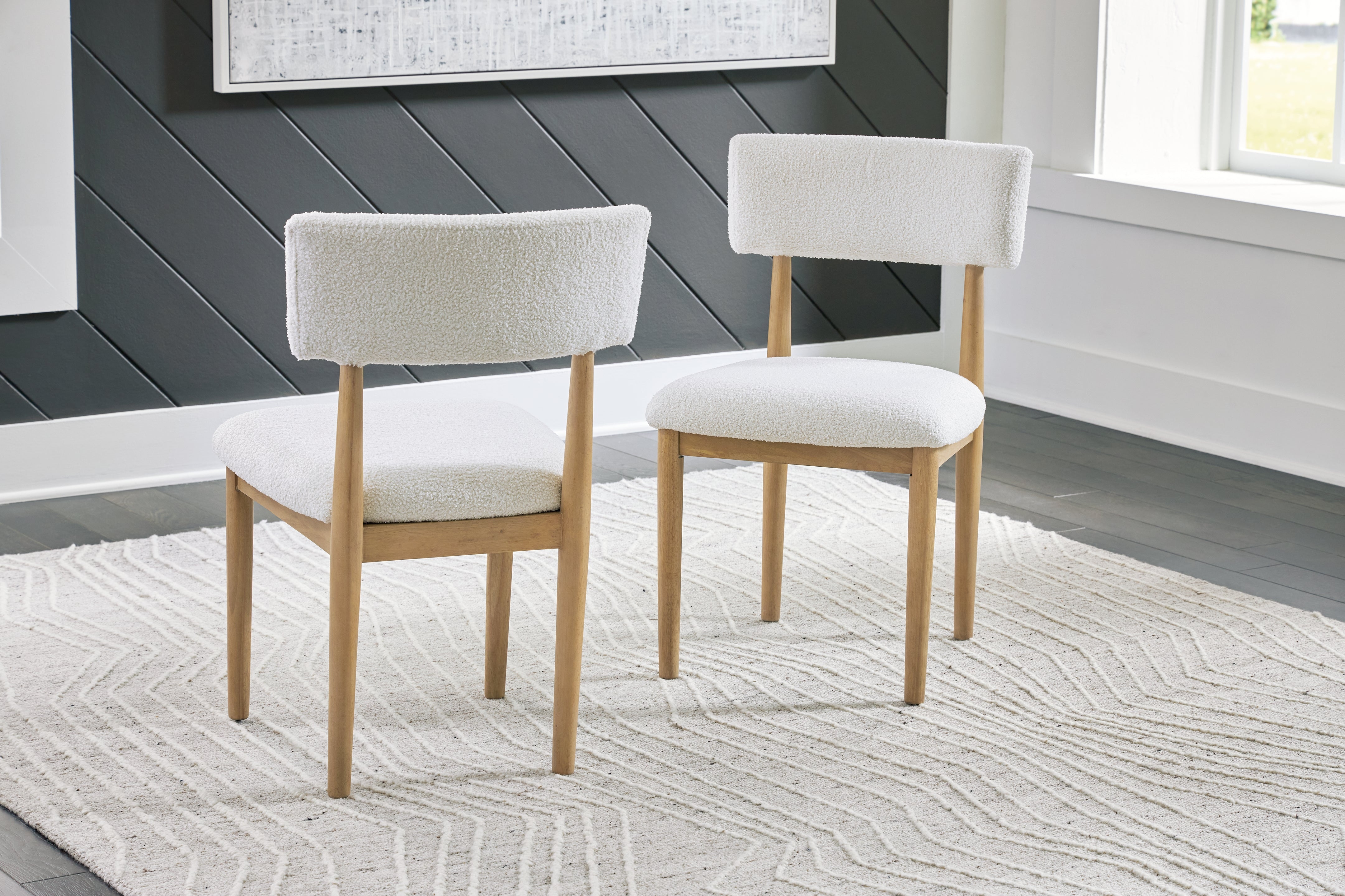 A2Z Furniture - Ashley Furniture - Sawdyn Dining Room - Dining Chair (Set of 2) / Light Brown - D427-02X2