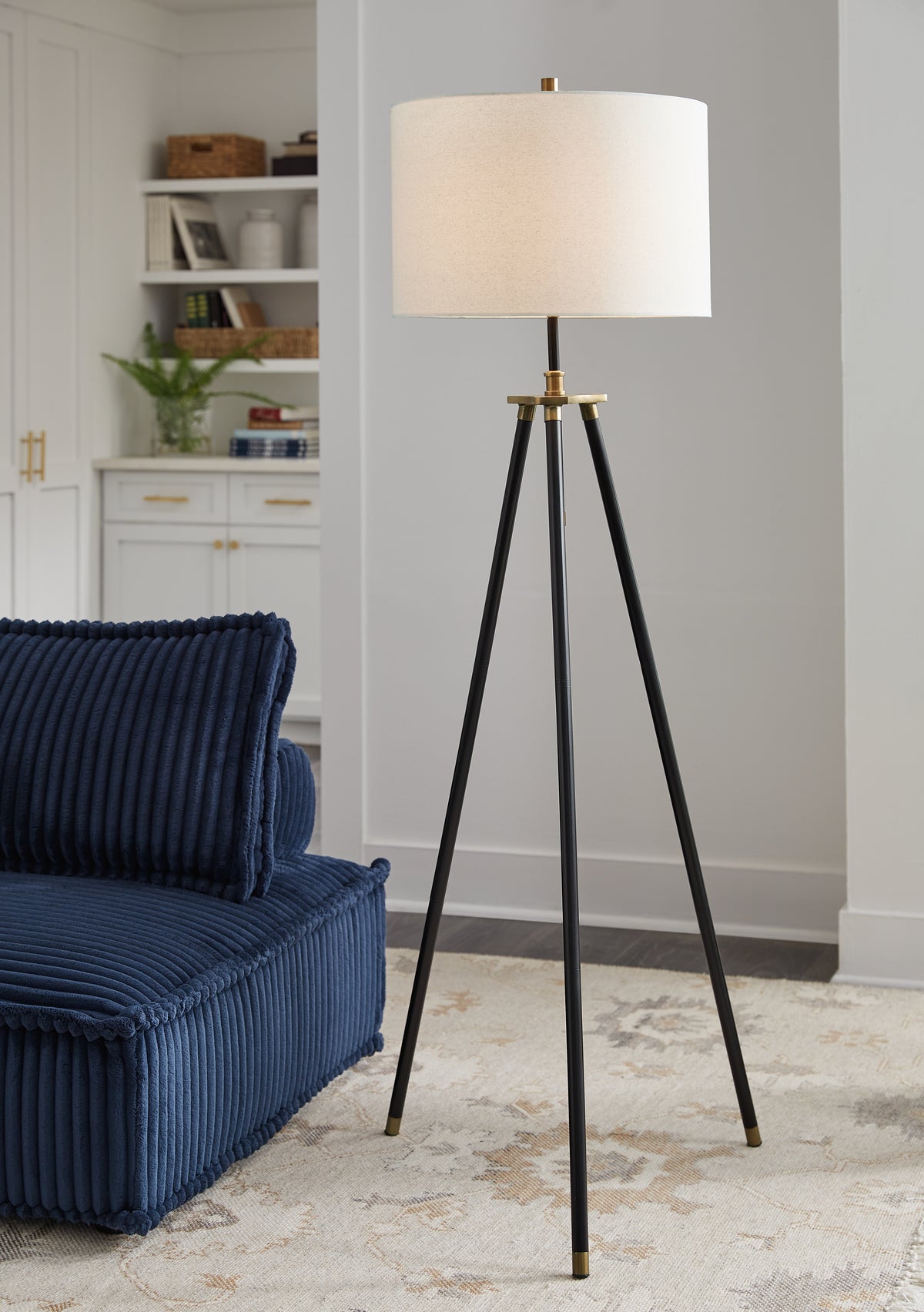 A2Z Furniture - Ashley Furniture - Cashner Lighting - Metal Floor Lamp (1/CN) / Black/Gold Finish - L206101