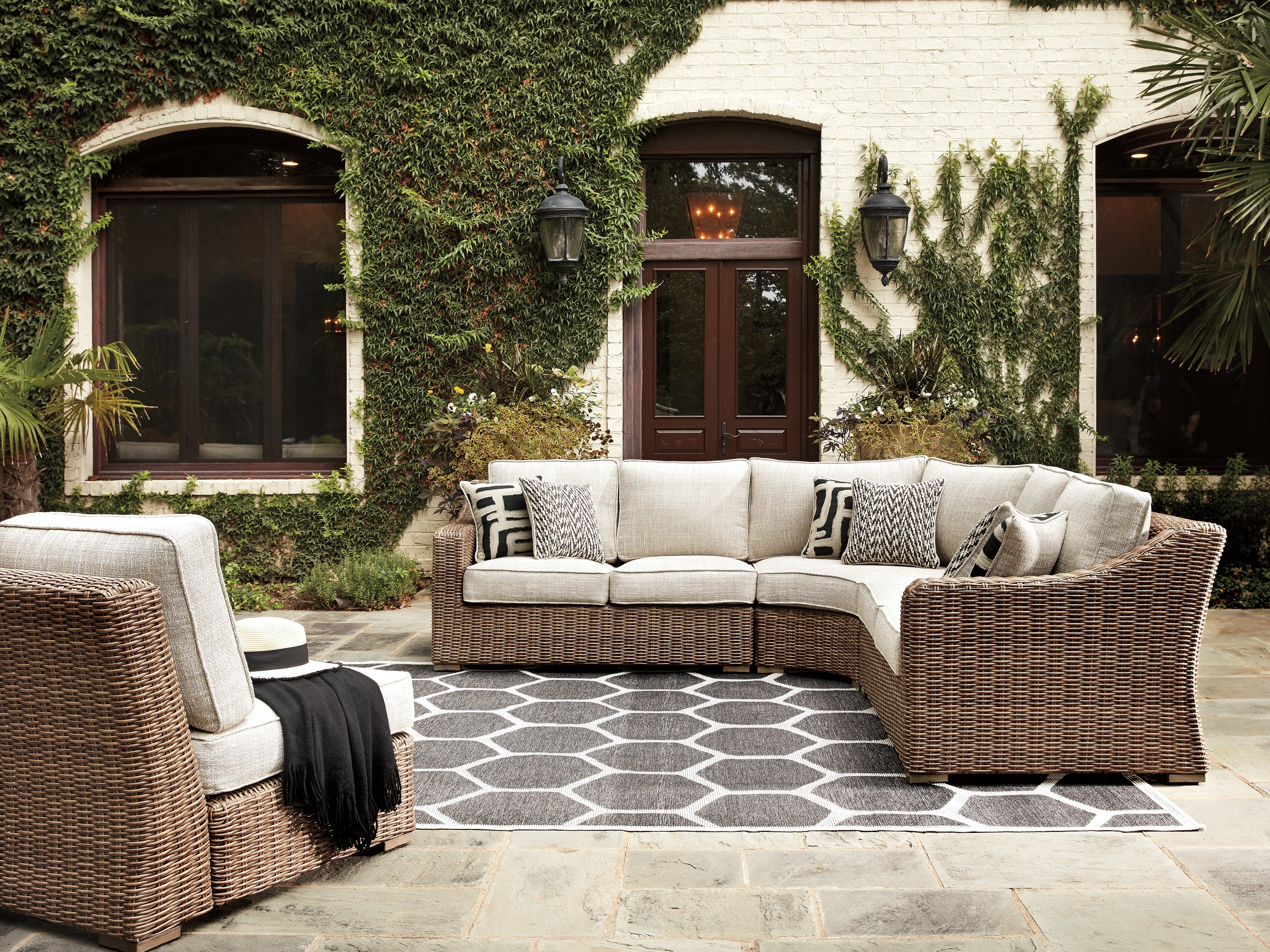A2Z Furniture - Ashley Furniture - Beachcroft Outdoor - 5-Piece Outdoor Seating Set / Beige - P791P8