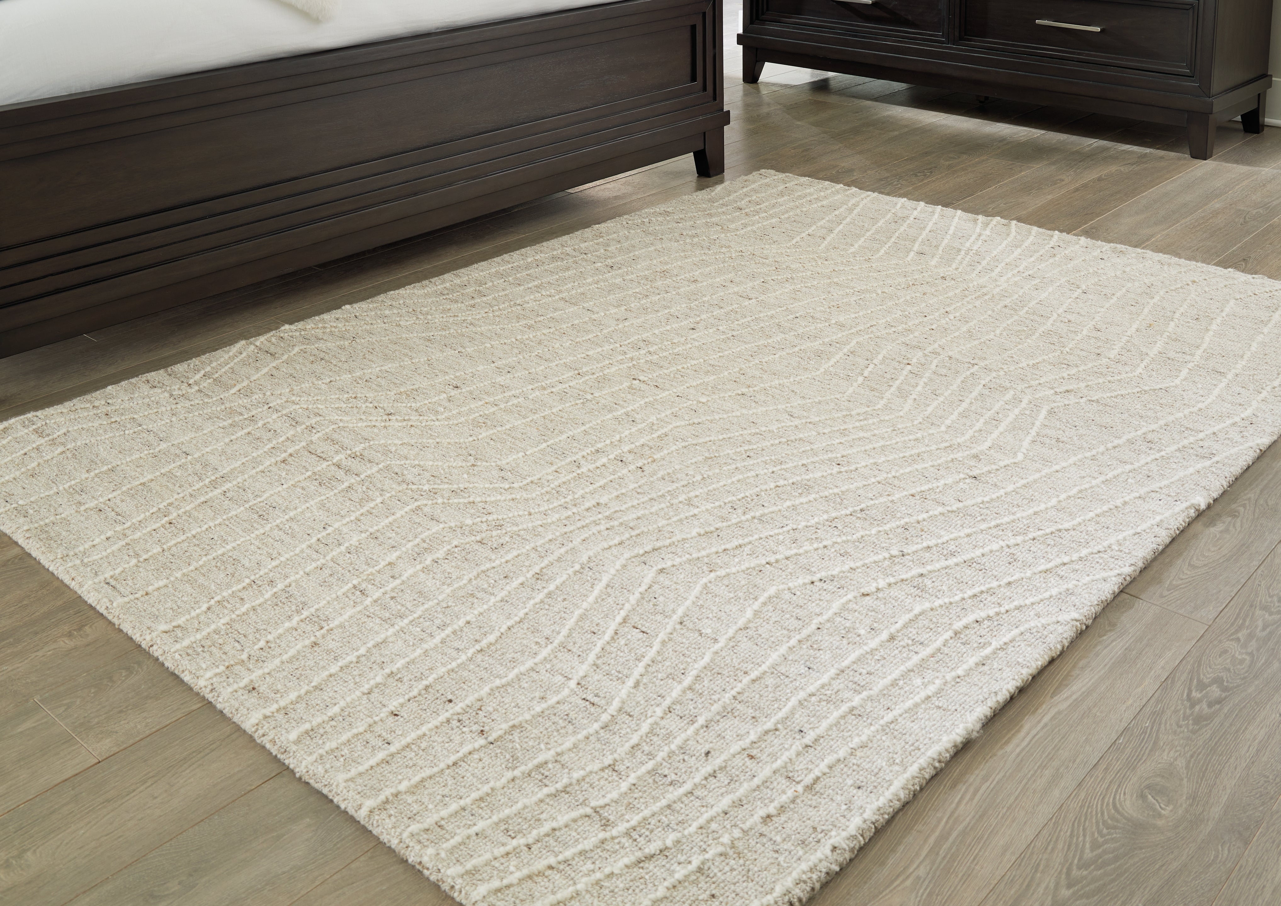 A2Z Furniture - Ashley Furniture - Varahill Rug - 5' x 7' Rug / Gray/Ivory - R406932