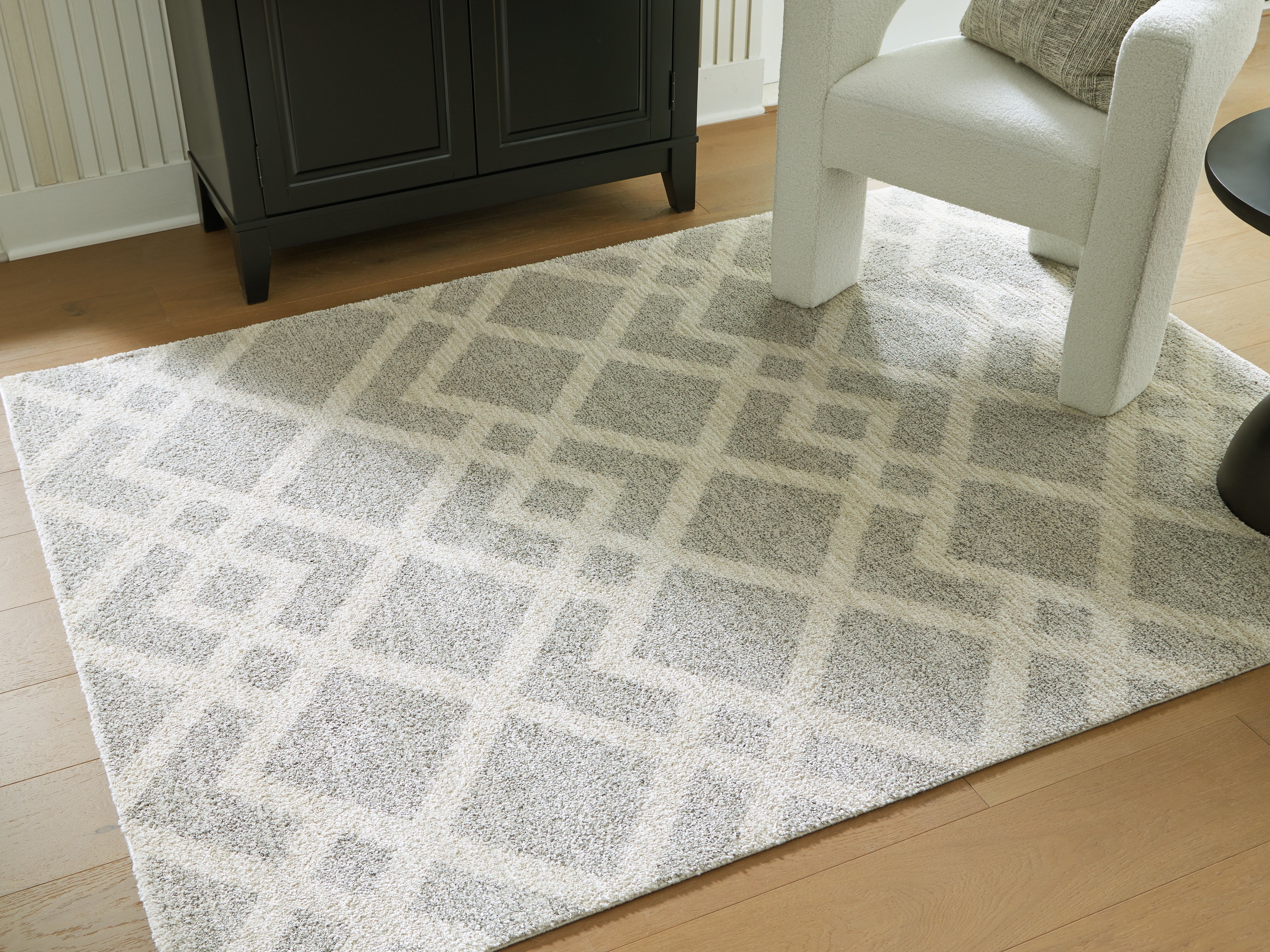 A2Z Furniture - Ashley Furniture - Unawick Rug - Medium Rug / Gray/Ivory - R407332