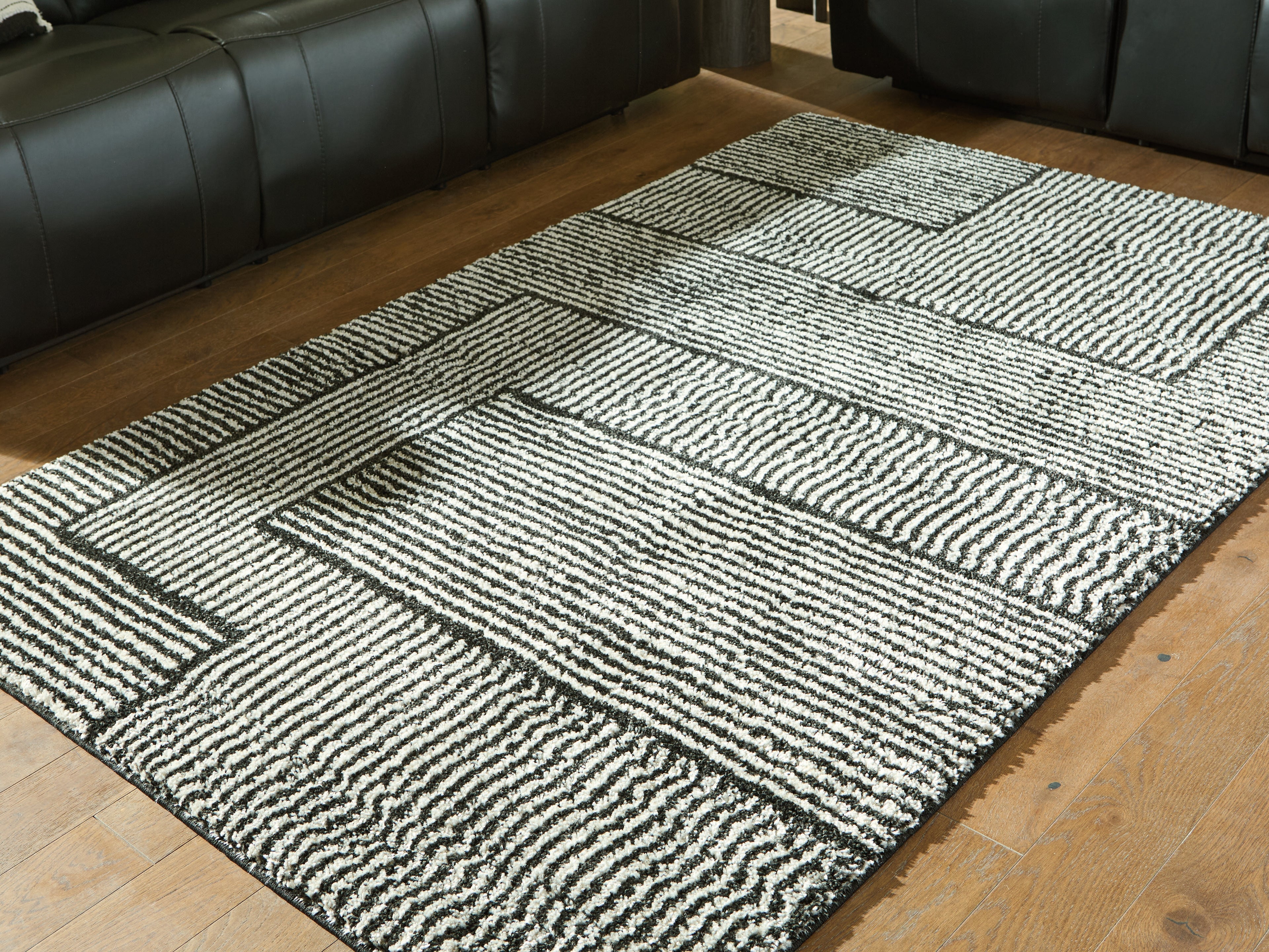 A2Z Furniture - Ashley Furniture - Kurtmen Rug - 5' x 7' Area Rug / Black/Ivory - R407592