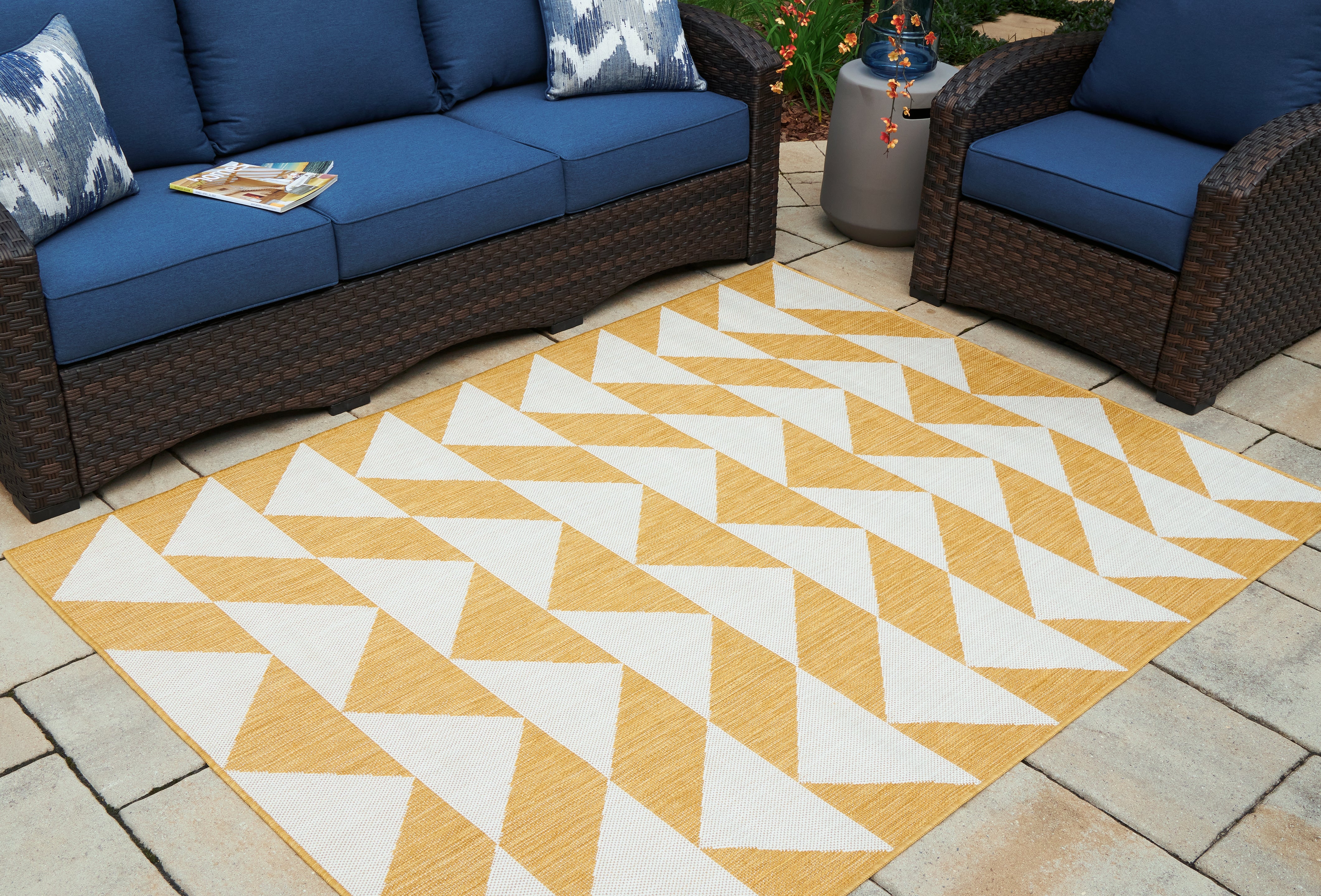 A2Z Furniture - Ashley Furniture - Thomley Rug - 5' x 7' Rug / Ivory/Yellow - R900062