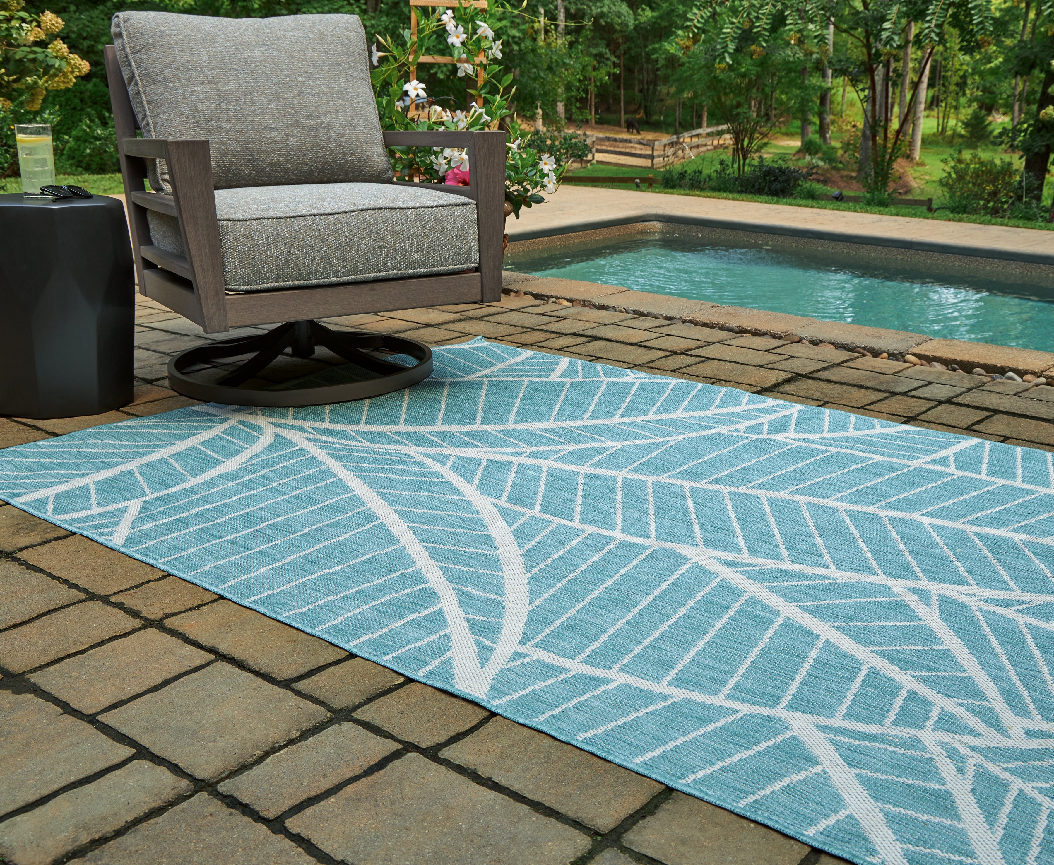 A2Z Furniture - Ashley Furniture - Hulsia Rug - 5' x 7' Rug / Ivory/Aqua - R900122