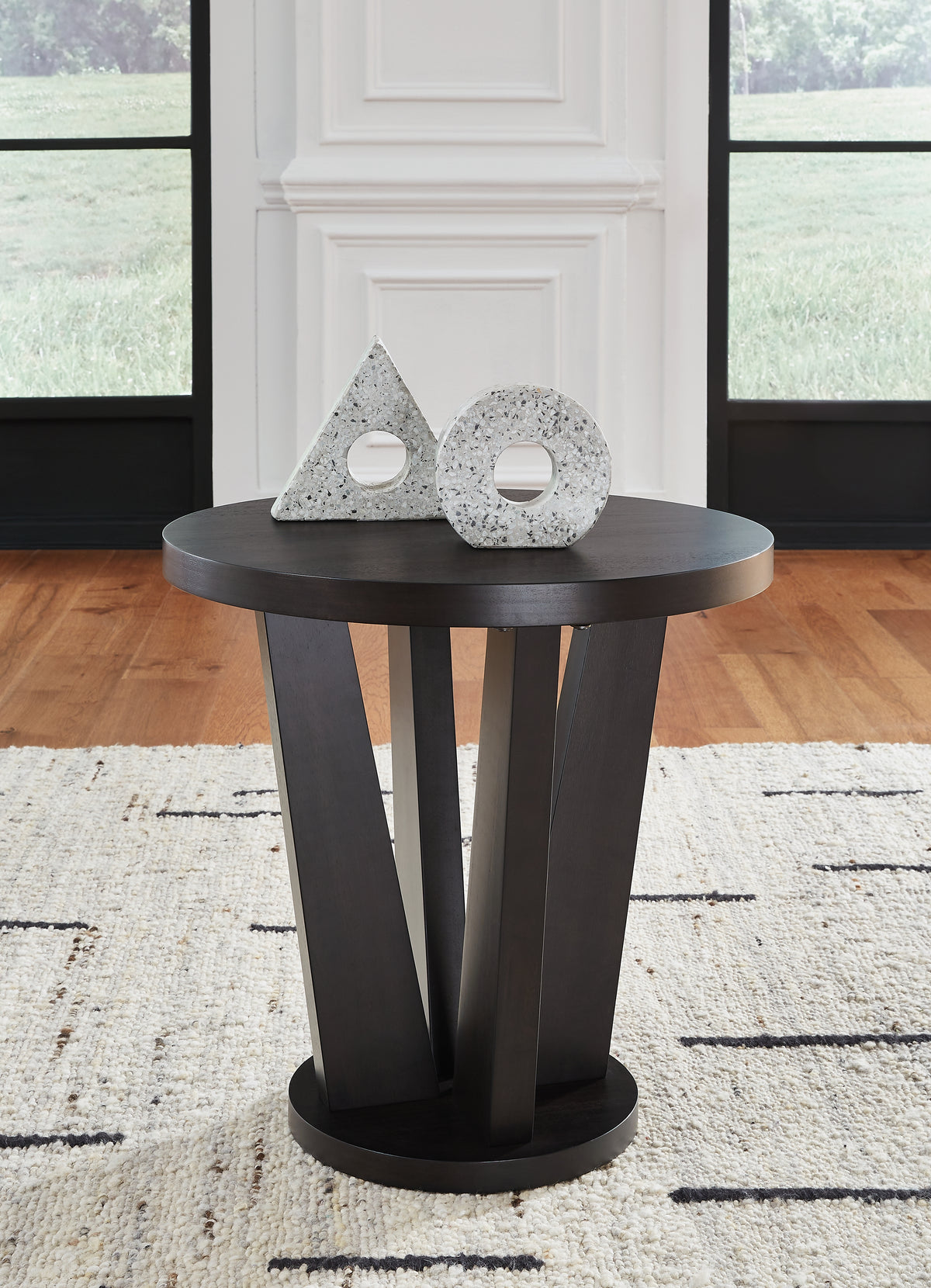 A2Z Furniture - Ashley Furniture - Chasinfield End Table - Round End Table / Dark Brown - T458-6